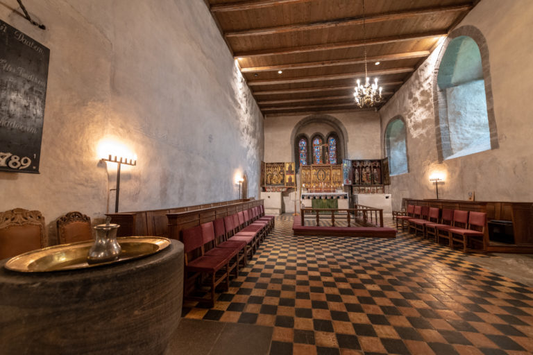 Look into the choir at the church of Trondenes © Dag Roland