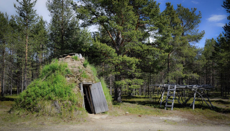 Lavdnjegoahti - turf hut - og luovvi - a wooden construction for outdoor storage. This variety of turf hut has the same construction as the goahti - thent. However, it is covered by blocks of turf © Paula Rauhala/SVD