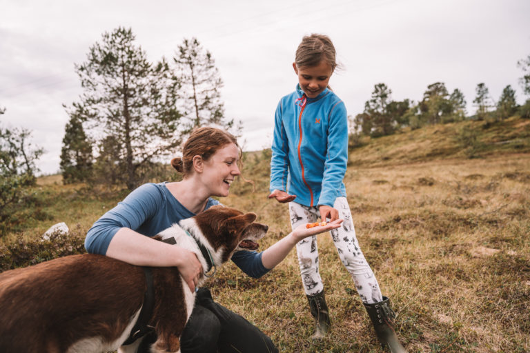 Kos med husky. Foto: Vegard Stien 