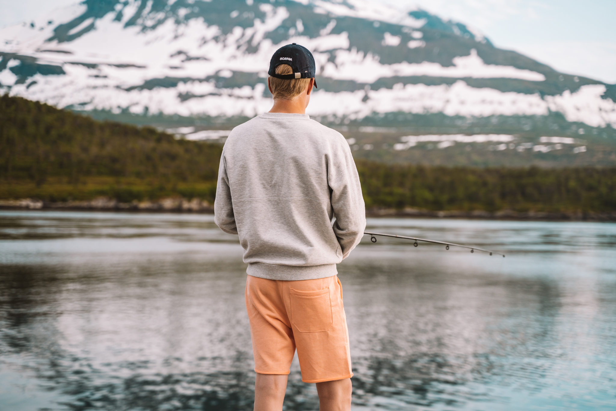Man fishing at Hella. The mountains on the Malangen Peninsula lie right in the middle of the view © Mina Taaje