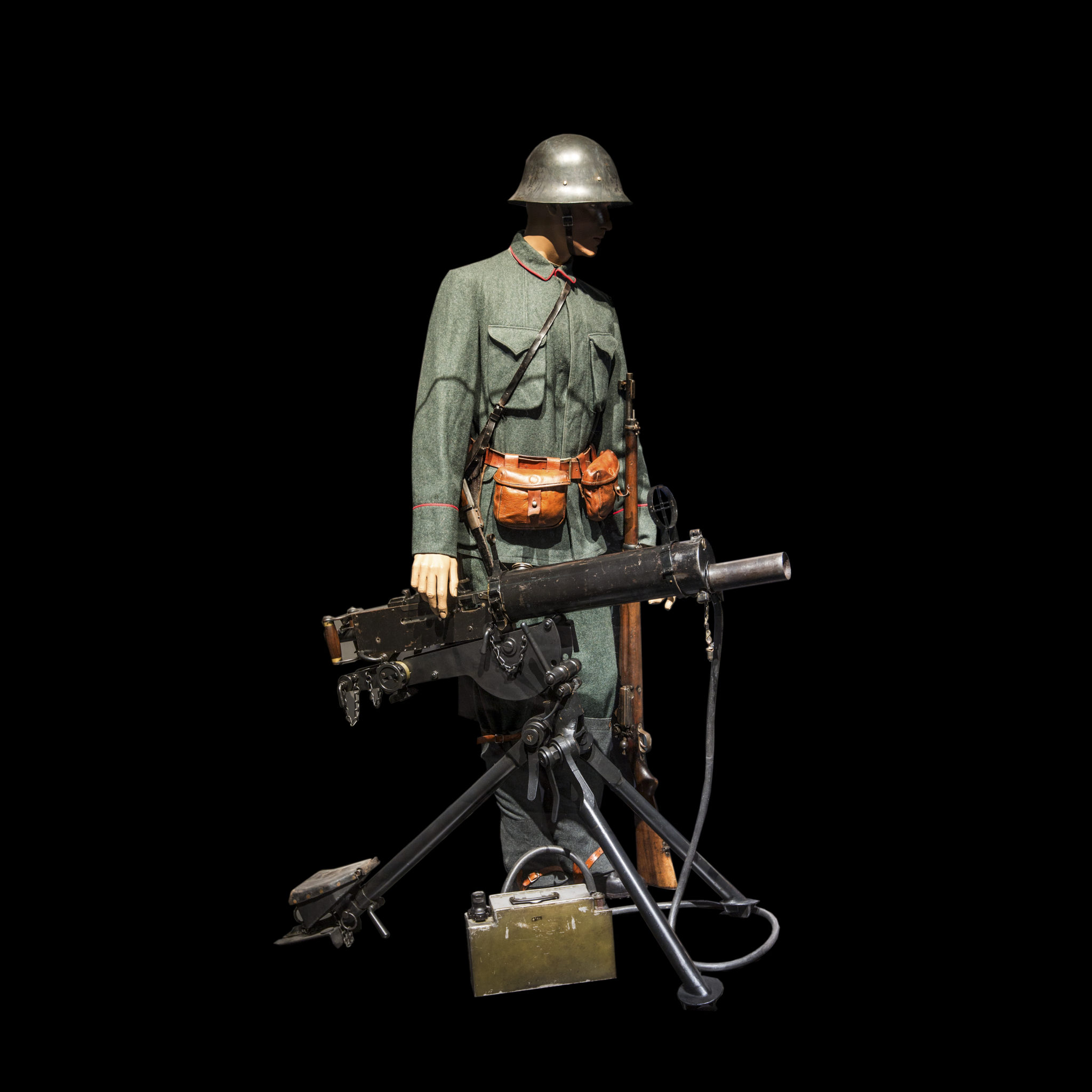 Norsk feltuniform, Krag Jørgensen gevær og Colt mitraljøse. Foto: Narvik Krigsmuseum. De norske nøytralitetsvaktene må gå til krig i gamle uniformer. De ny ligger lagret i mobiliseringsleiren på Elvegårdsmoen i Bjerkvik, rett utenfor Narvik – sammen med våpen, vinterutrustning, sanitetsutstyr og proviant nok til 6000 soldater. Klar hvis krigen rammer. Men alt faller i tyske hender 9. april 1940. 