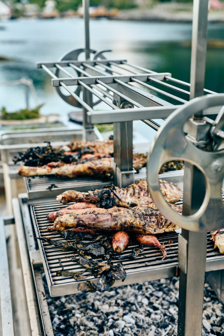 Utendørs grilling. Foto: Holmen Lofoten