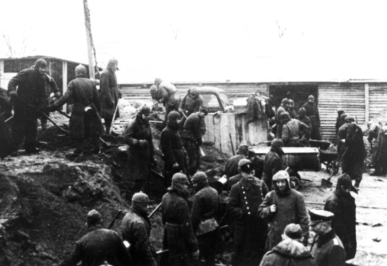 Heavy work. Chains of men digging ten hours at the time © Sør-Troms Museum