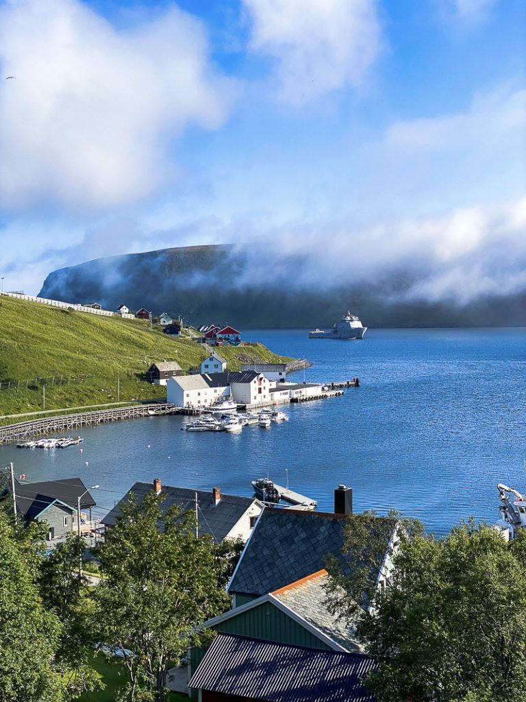 Sola leker med tåka i Akkarfjord © Katelin Pell