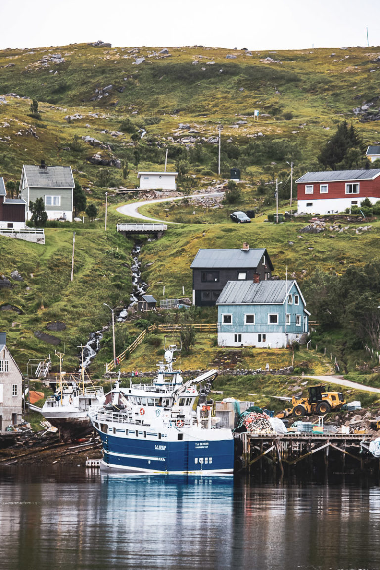 Akkarfjord har under hundre innbyggere, men kan være livlig nok om sommeren når hammerfestingene kommer over for å gå på tur © Katelin Pell