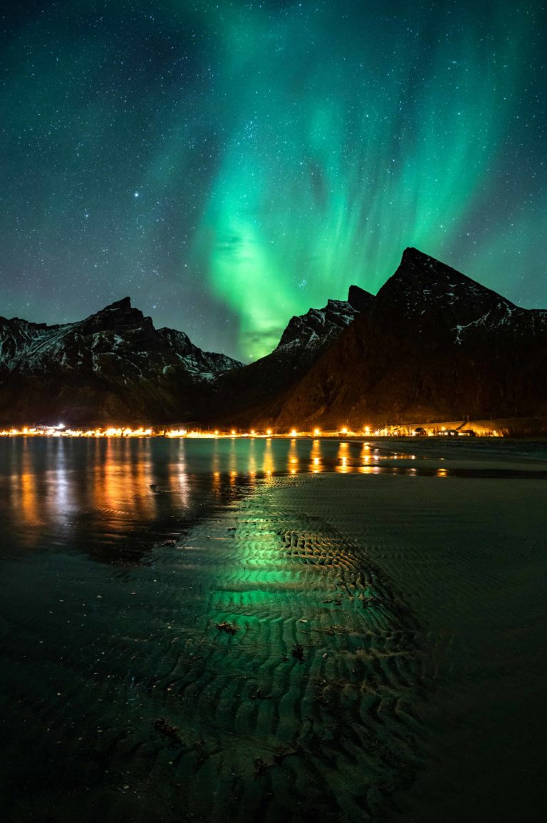Det Kristoffer var ute etter, refleksjon over havet og på den våte stranda © Kristoffer Vangen