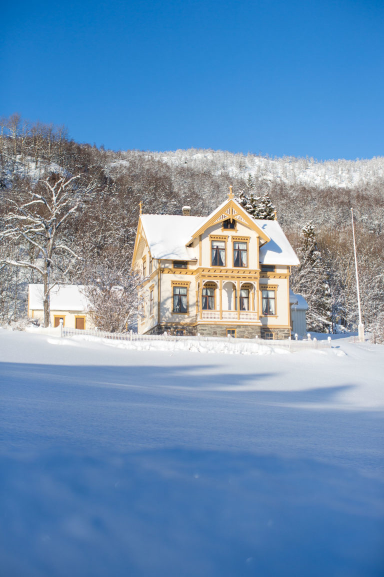 Stately house on Dyrøya Island © Jenny Hoff