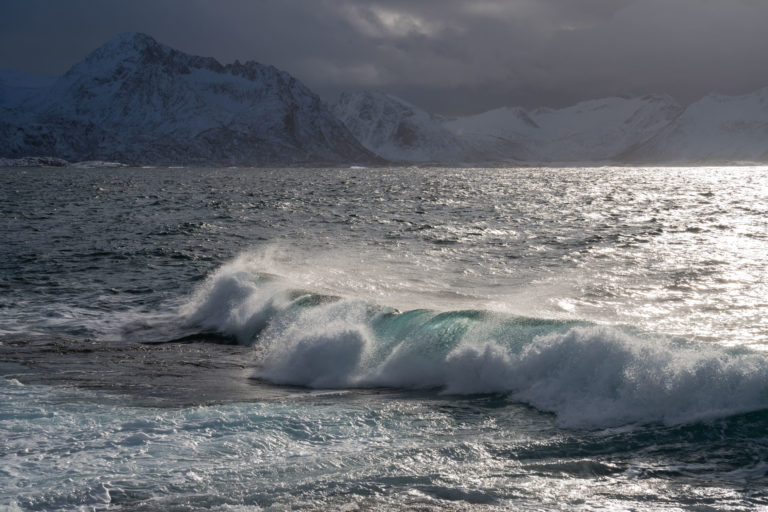 Lights and shadows a winter's day on the ocean side of Senja Island © Hugo Fagermo/Statens vegvesen