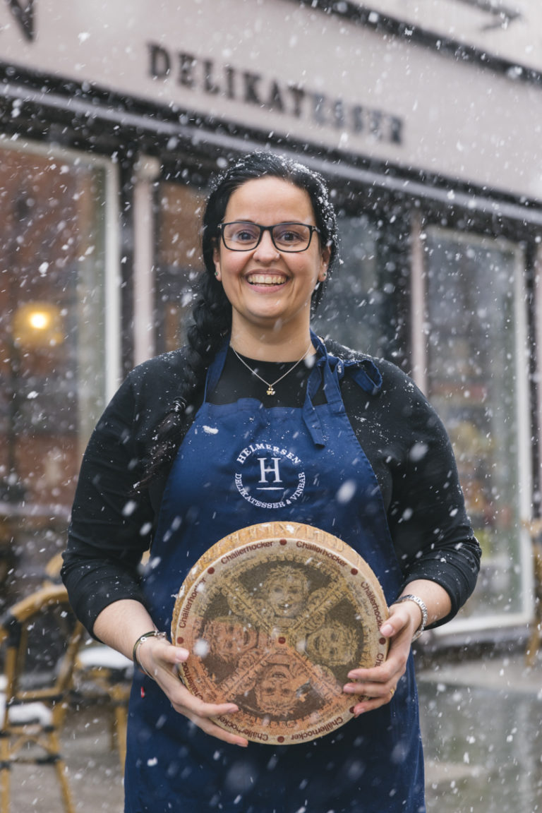 Tatiana from Rio sells Italian cheese in Tromsø dialect in northern weather. Please come in © Marius Fiskum/Helmersen