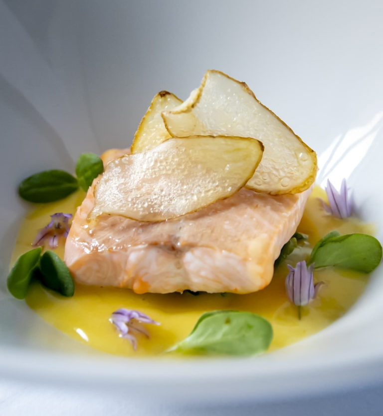 Sea char from the Vesterålen Island with a butter sauce on green, little peas an with chips of potatoes from Nordvoll Farm © Emmas Drømmekjøkken & Bar