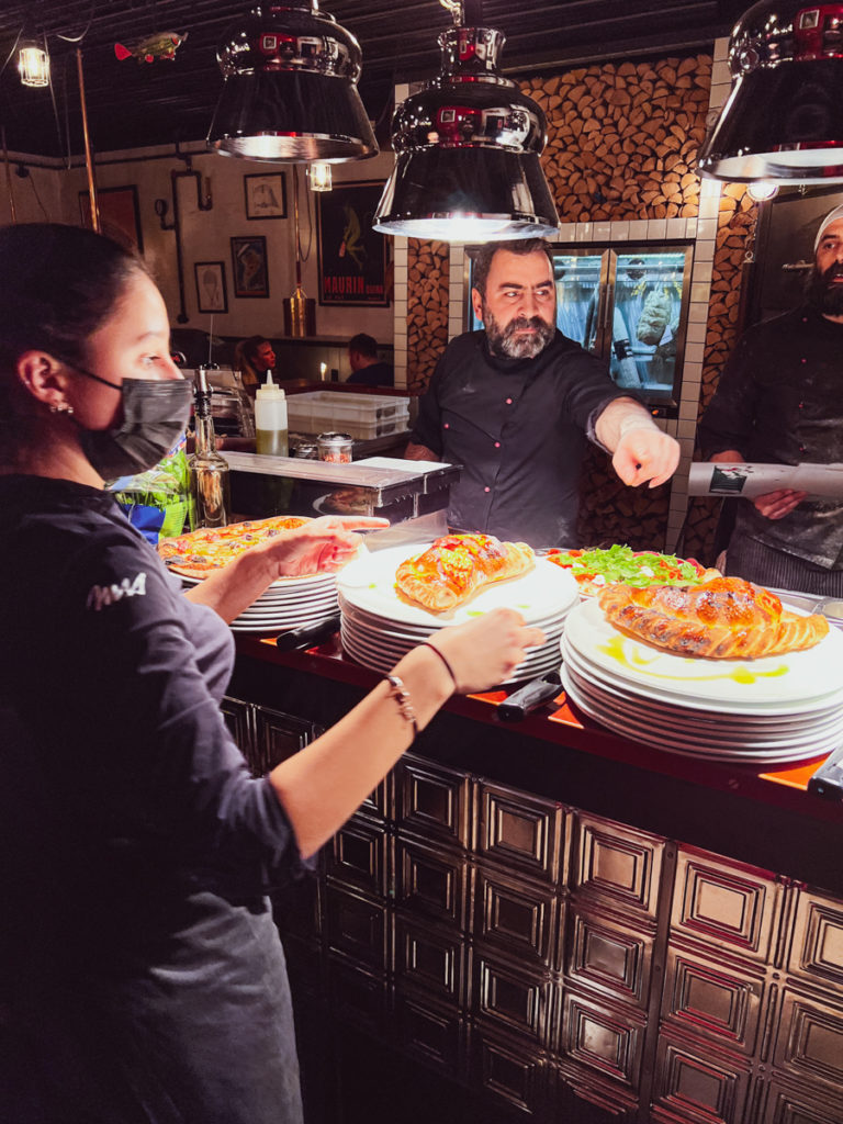 "Due calzoni" - The pizzaioli keep it all under control © Casa Inferno