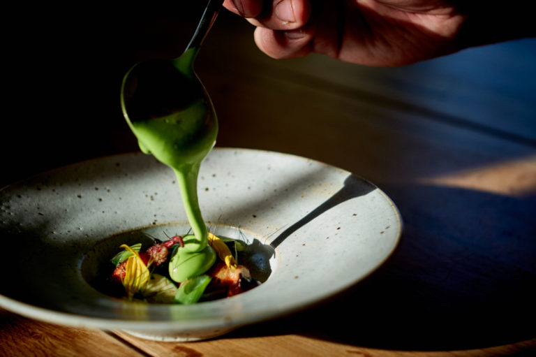 Sprøtt fra hagen med en deilig saus på Kvitnes gård. Foto: Eivind H. Natvig / Institute