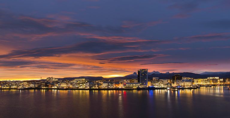 Fargerik himmel over Bodø by. Foto: Ernst Furuhatt / nordnorge.prod.dekodes.no