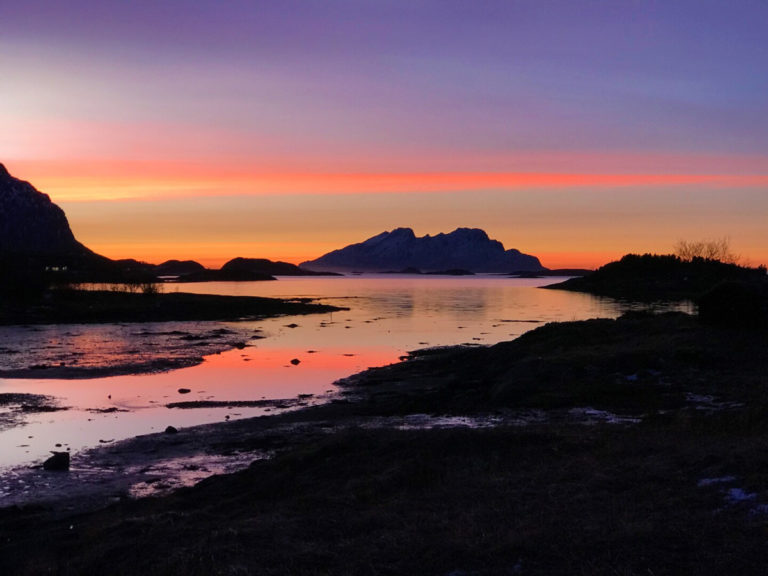 Midtvinterslys på Kjerringøy nord for Bodø © Roger Johansen