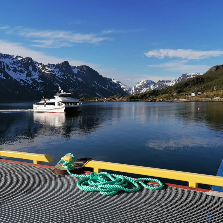 Båten fra Alta legger til på Altneset © Seiland House