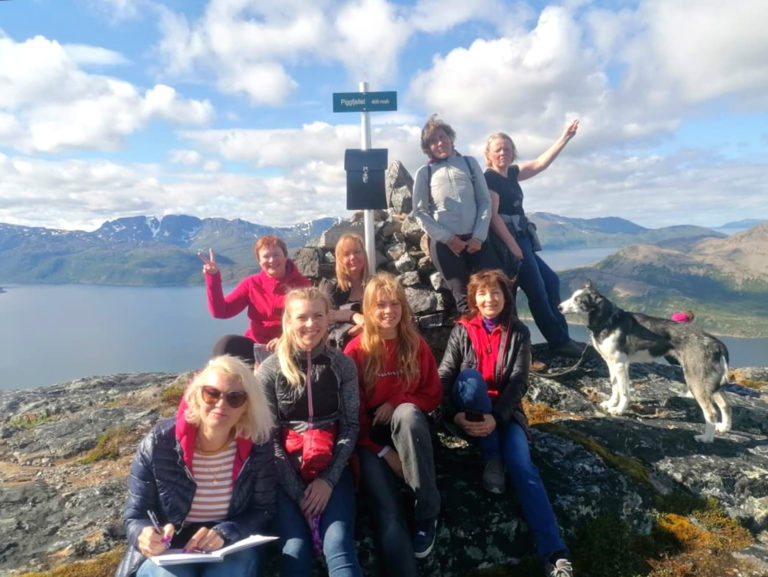 En glad gjeng på et fjell på Seiland © Seiland House