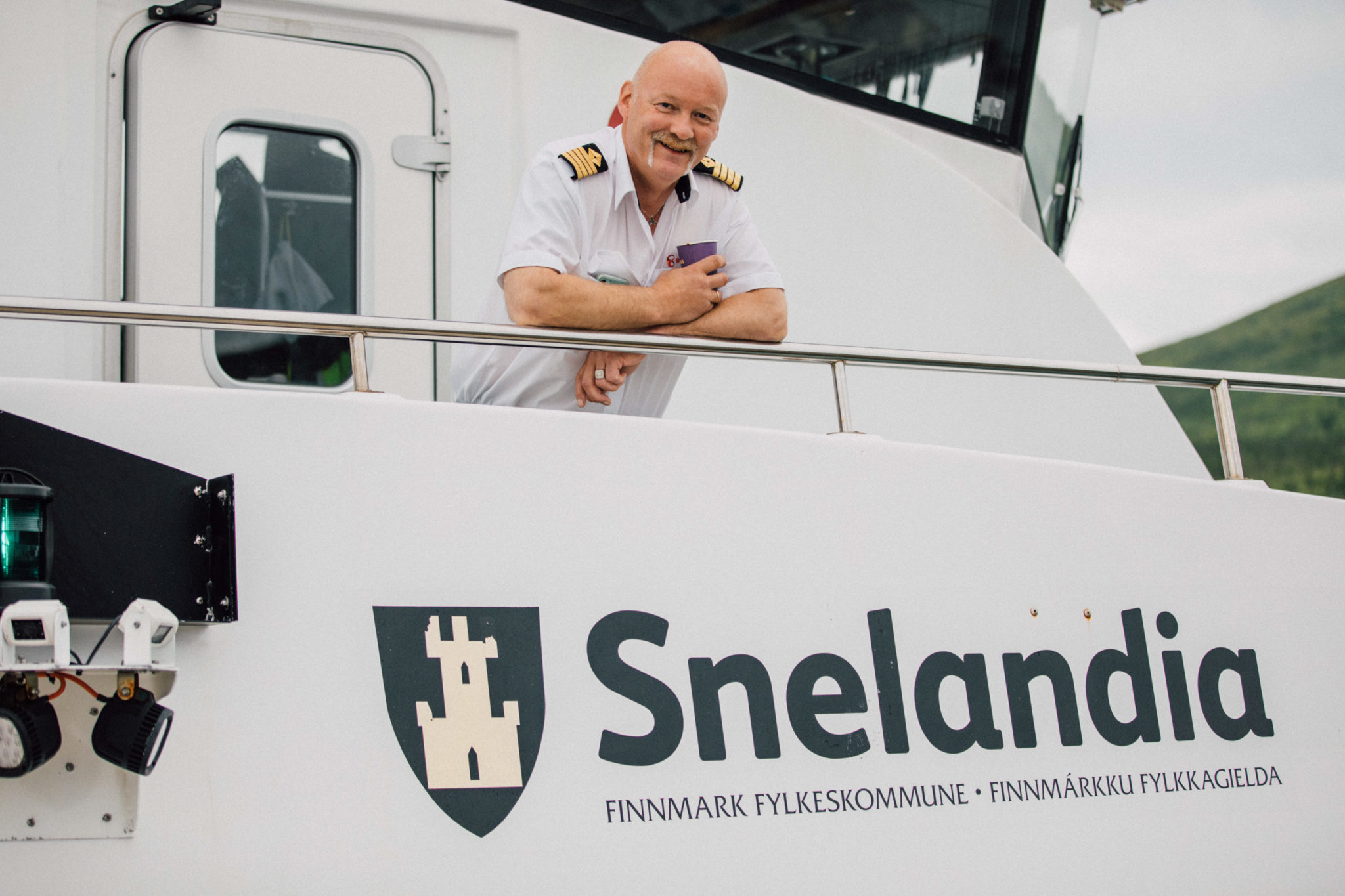 Kapteinen ønsker velkommen. Kaffe får du i plastkopp fra maskinen nede i salongen. God tur © Synnøve Tønsberg Gaski/Troms og Finnmark fylkeskommune 