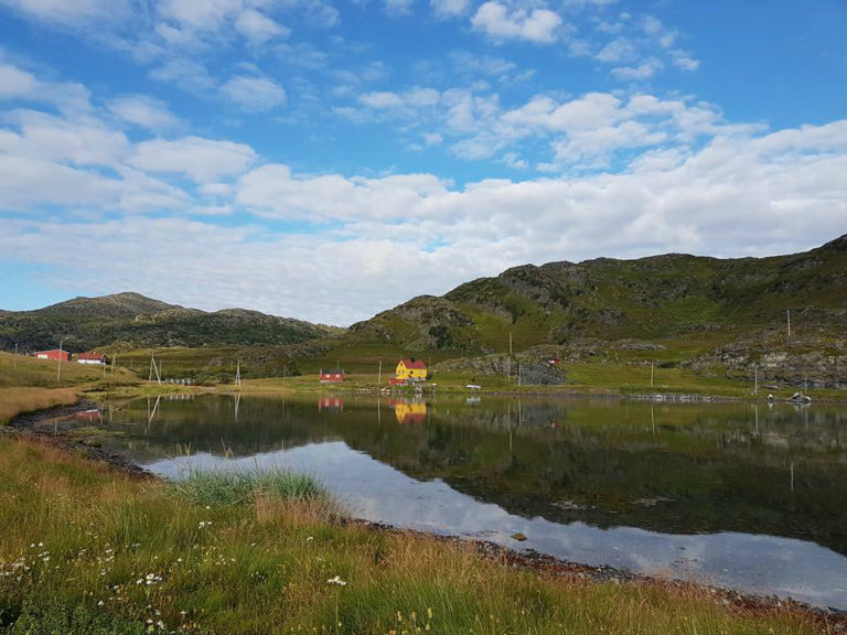 Idyll i Langfjordnes ved Tanafjorden © www.langfjordnes2.com (artig nettsted med bilder fra denne lille bygda, gjengitt med tillatelse)