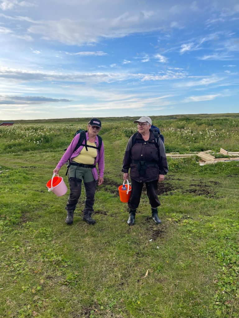 Two cloundberry pickers who have been here many times before © Tamsøya