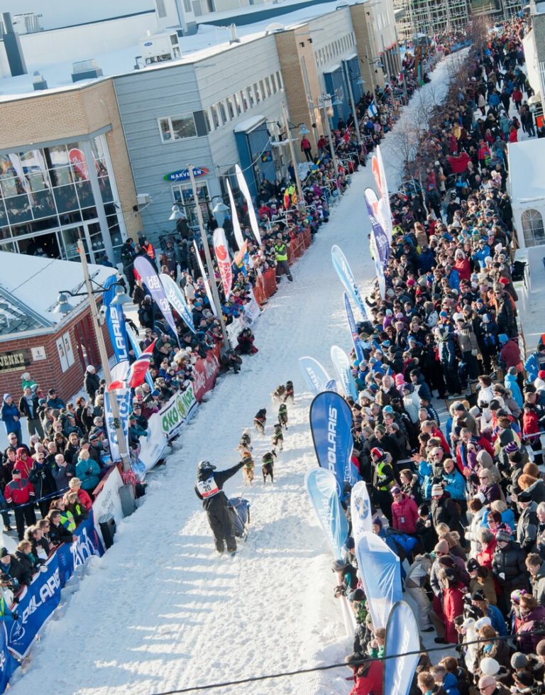Alta sentrum er full av liv på første dag av Finnmarksløpet © Geir Stian Larsen