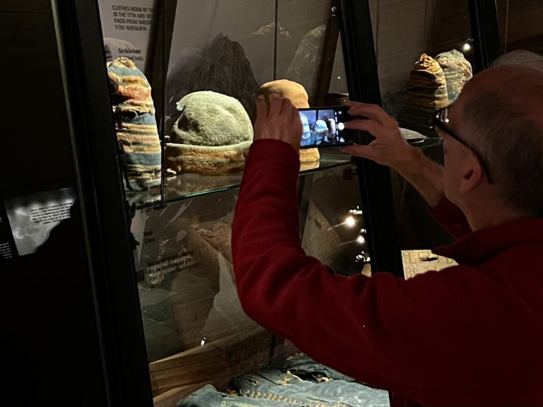 Woollen hats in vivid colours, and well preserved © Hege Anita Eilertsen/Svalbard museum