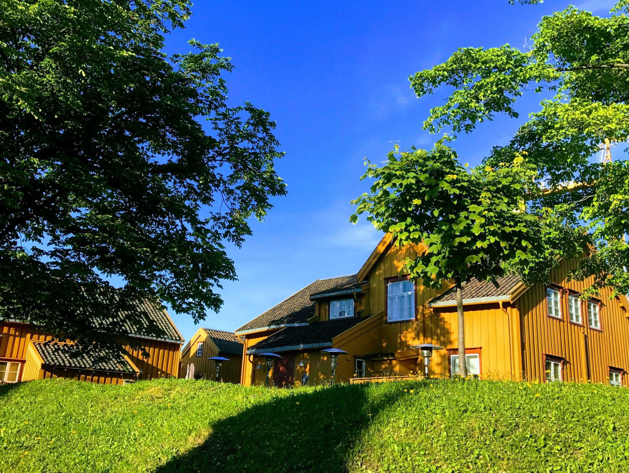 The house Skansen, or Tollbua, was built around 1790. The other houses are also a good 2000 years old. The turf earthwork might possibly date some 800 years back © Knut Hansvold
