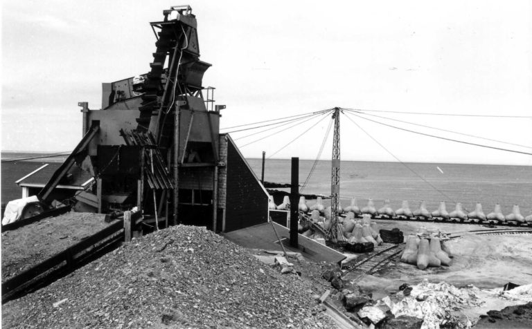 Crushing of rocks, production of sand at Revsnes, 1966 © Havnemuseet i Berlevåg
