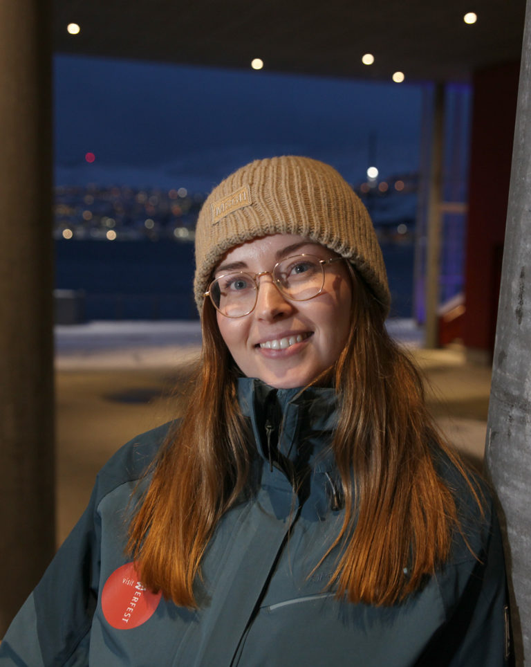 Katrine instruerte Morten og Bjørn i bruk av audioguiden i Hammerfest. Men de fleste får det til uten hjelp @ Bjørn-Owe Holmberg