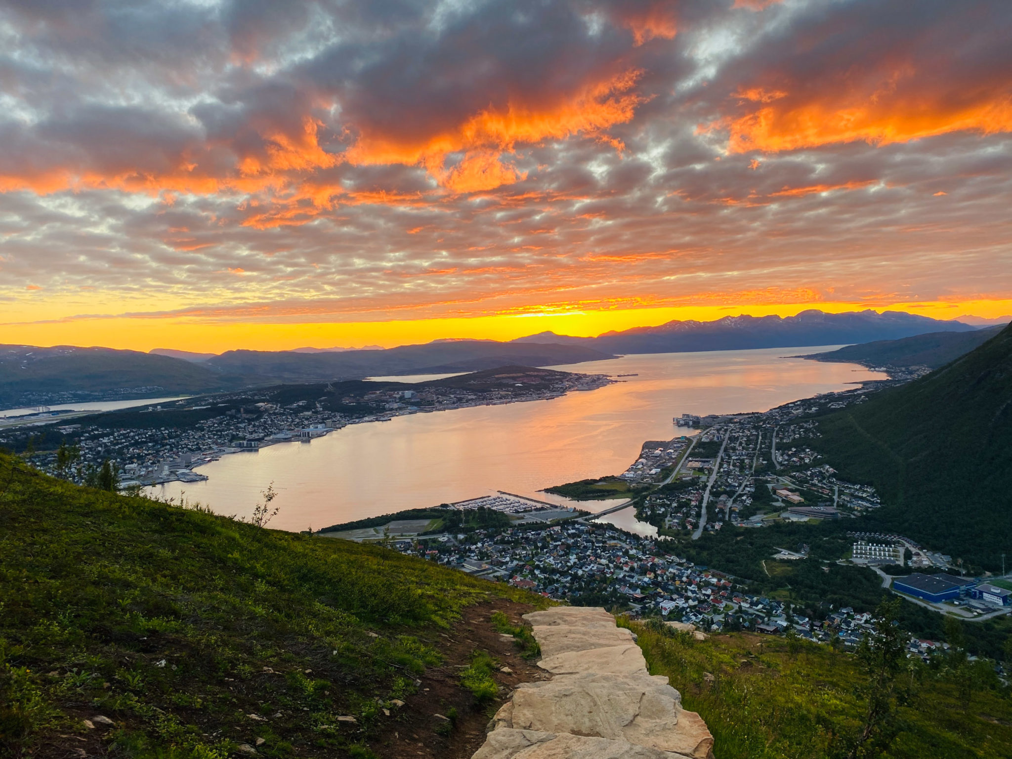 Det er sist i juli, og sola har gått ned bak fjellet, men er fremdeles over horisonten ved midnatt © Knut Hansvold