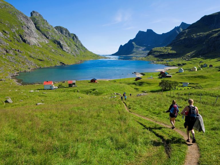 Hikers in Bunesfjorden at Reine, Moskenes. Photo: Bård Løken / nordnorge.prod.dekodes.no