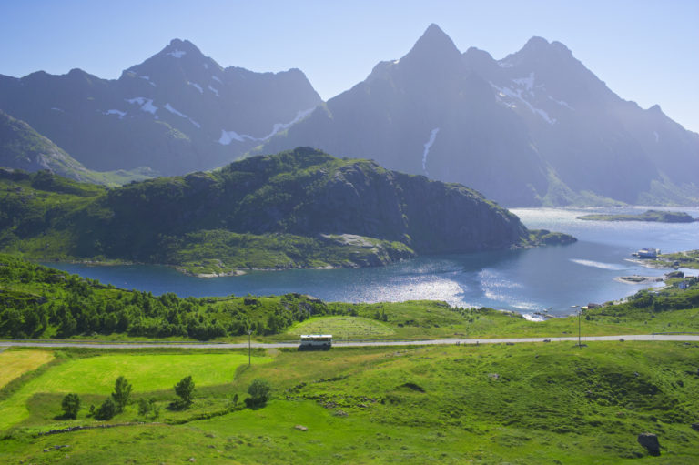 Bus on the way in Lofoten, Photo: Bård Løken / nordnorge.prod.dekodes.no