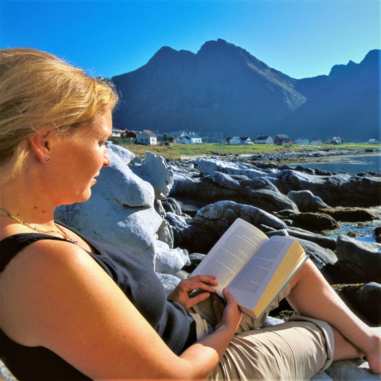 Relaxing with a book in Lofoten. Foto: Terje Rakke / nordnorge.prod.dekodes.no