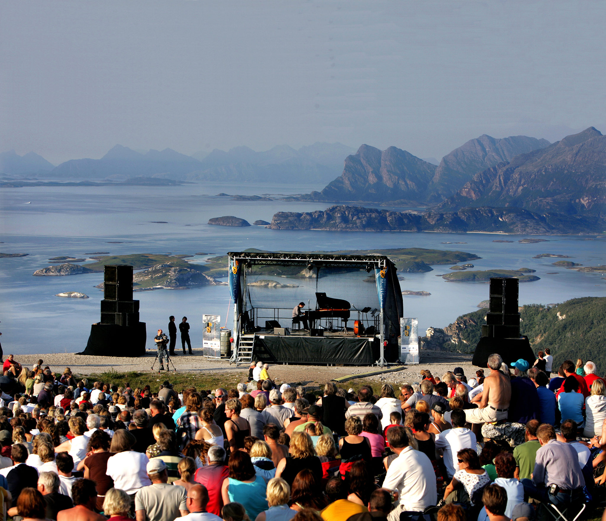 Outdoor consert on the top of Keiservarden in Bodø. Photo: Bjørn Erik Olsen / nordnorge.prod.dekodes.no
