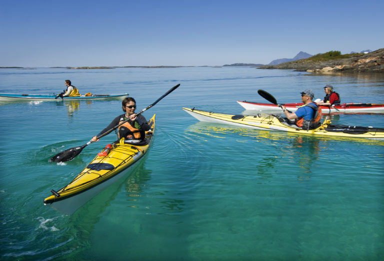 Sea kayakers getting ready From Kjerringøy. Foto: Ernst Furuhatt / nordnorge.prod.dekodes.no