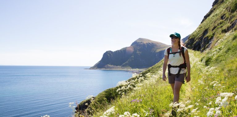 Hiking at Værøy, Lofoten. Photo: Kristin Folsland Olsen / nordnorge.prod.dekodes.no