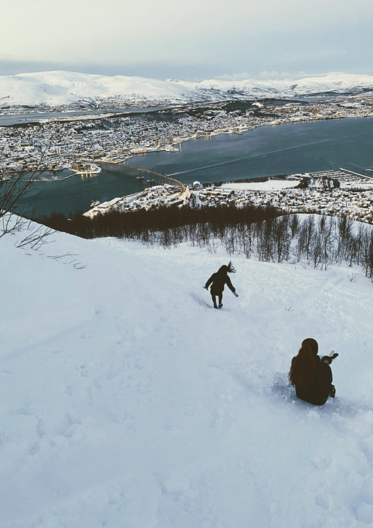 Når det er mye snø, kan nedturen gå kjapt. Forutsatt at man er villig til å ta i bruk de bakre regioner © Knut Hansvold