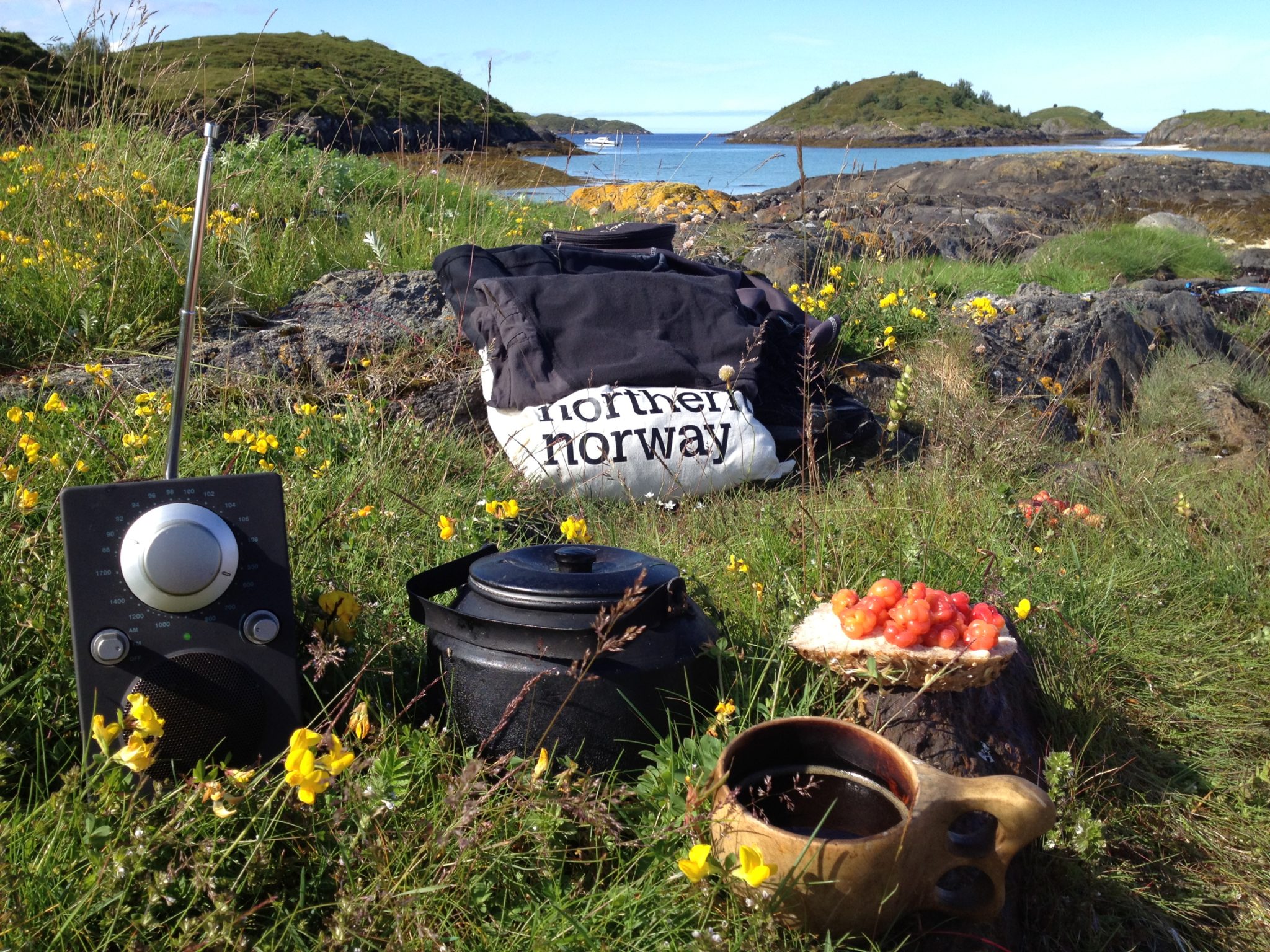 The travel radio, campfire coffee and freshly picked cloud berries in the Bodø archipelago. Photo: Roger Johansen / nordnorge.prod.dekodes.no