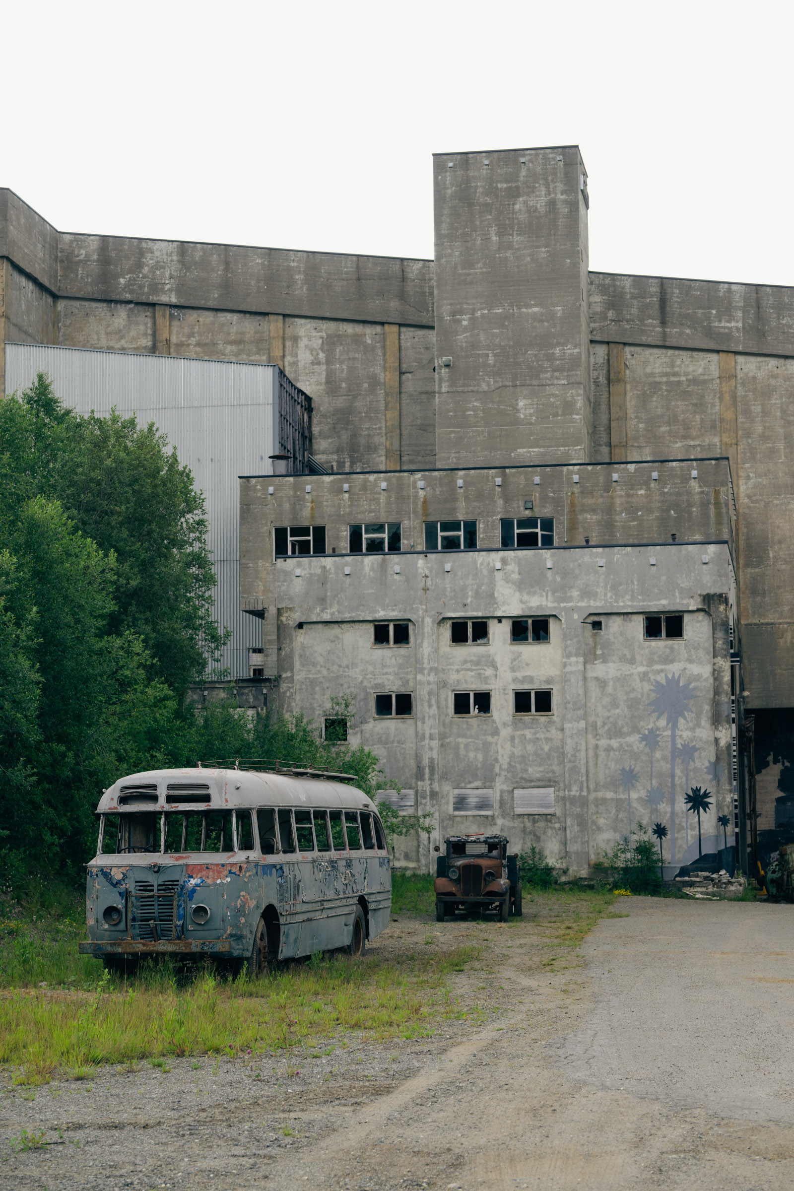 Buss og monumentalt industrianlegg i Sulitjelma