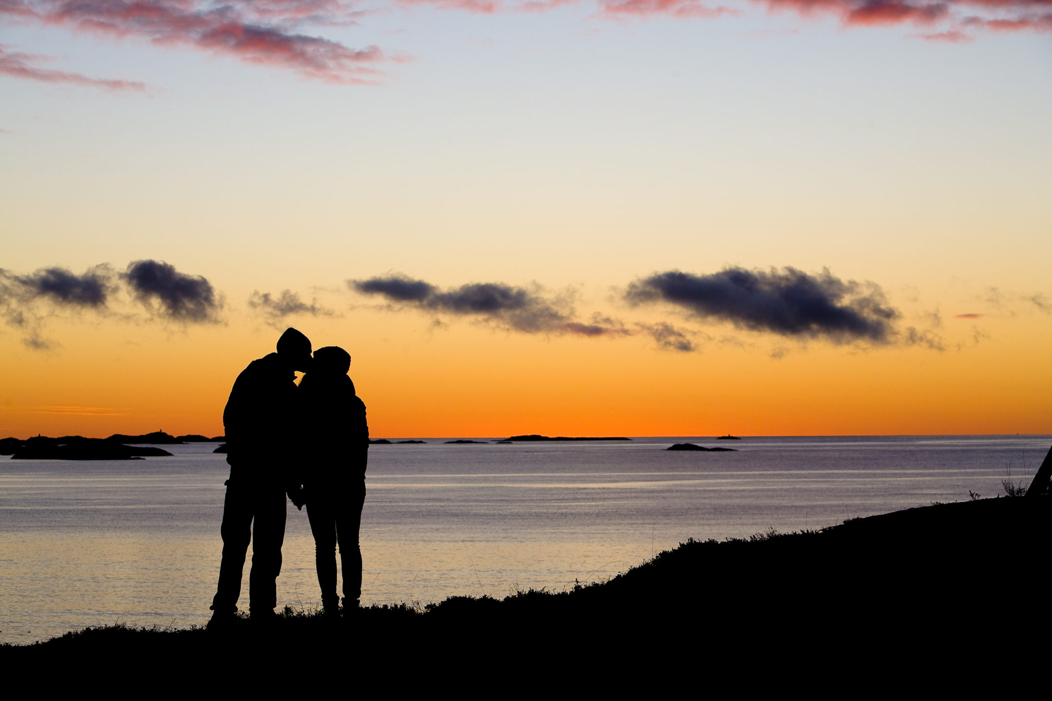 Colorful sky over a romantic couple in Lofoten. Photo: Espen Mortensen / nordnorge.prod.dekodes.no