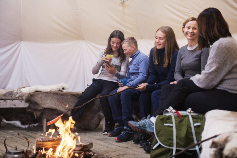 Joyful moments with friends and family in the sami lavoo. Photo: Marie Louise Somby / nordnorge.prod.dekodes.no