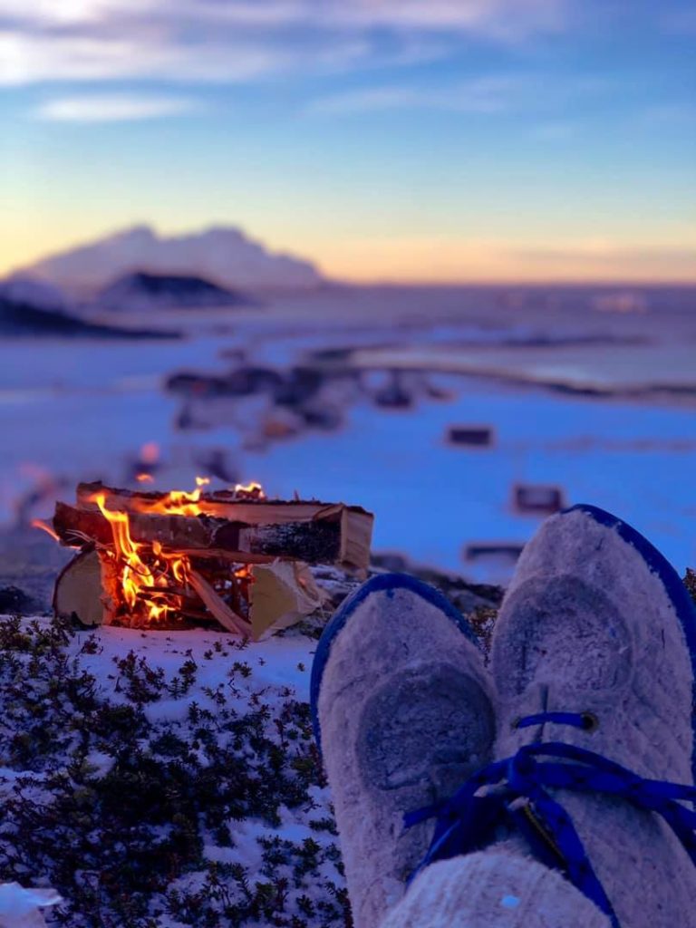 A campfire gives you peace of mind. In the blue hour at Kjerringøy. Photo: Martine Johansen Alvestad / nordnorge.prod.dekodes.no