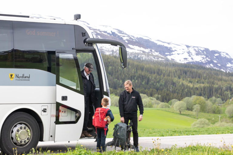 Buss on the way at Helgeland. Photo: Kathrine Sørgård / Nordland fylkeskommune / nordnorge.prod.dekodes.no