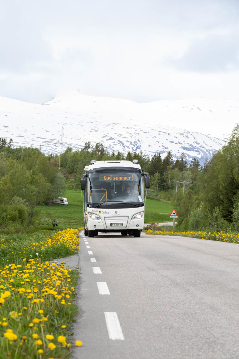 Buss on the way at Helgeland. Photo: Kathrine Sørgård / Nordland fylkeskommune / nordnorge.prod.dekodes.no
