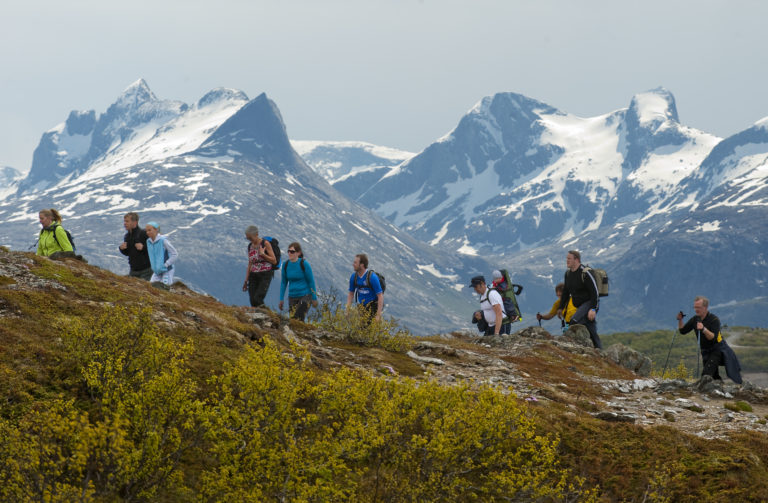Hikers on their way up to Keiservarden. Photo: Ernst Furuhatt / nordnorge.prod.dekodes.no