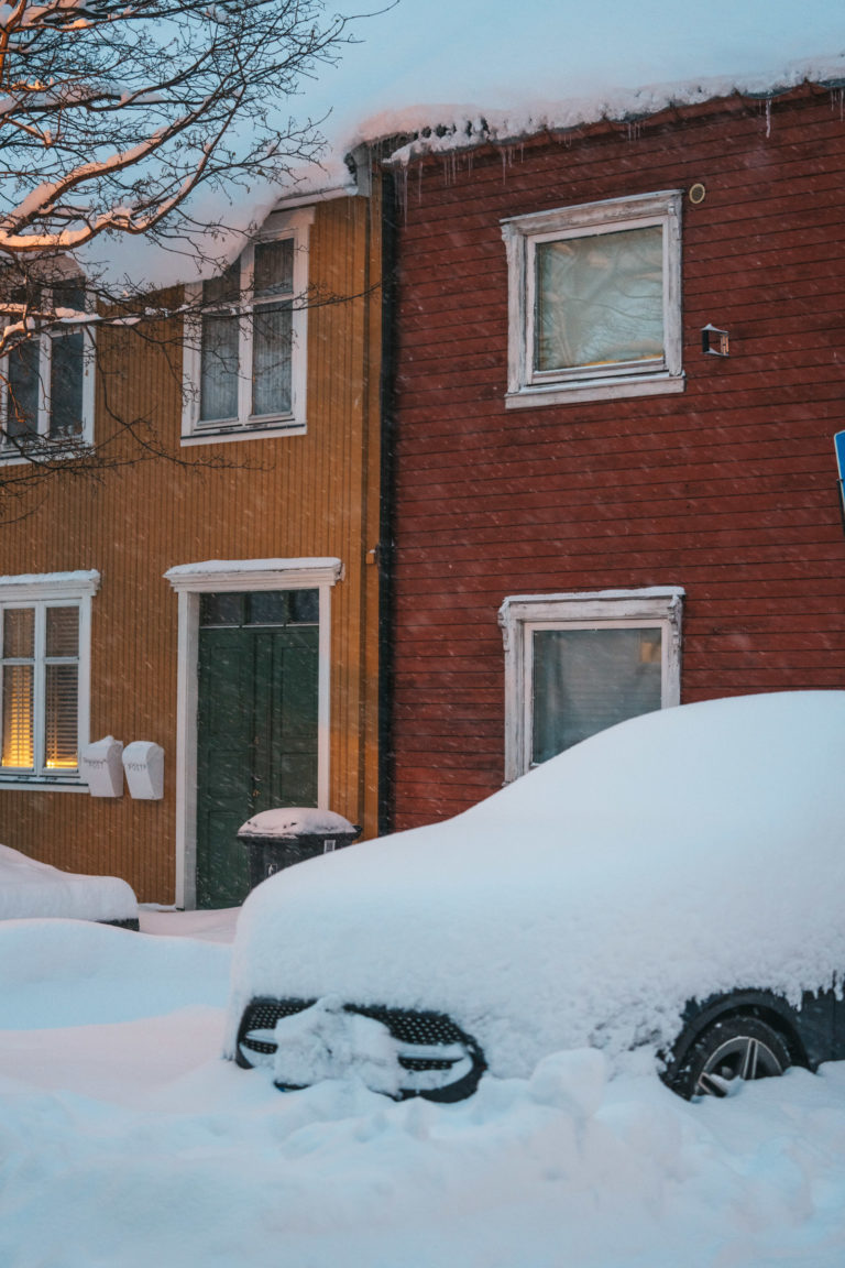 Prestenggata street in Tromsø wakes up to even more snow on a winter morning © David Jensen / @jensenmedia