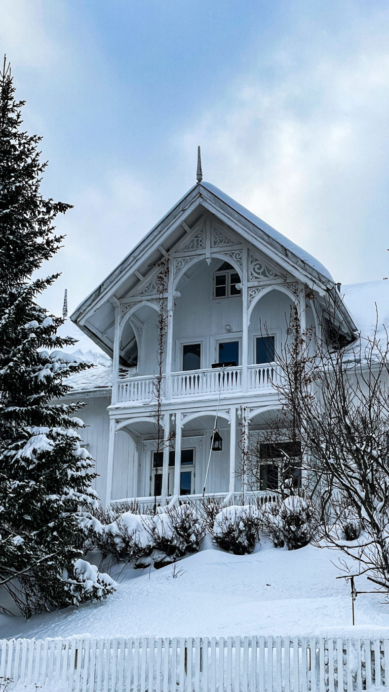 Magnificent Swiss chalet style façade in Kirkegårdsveien with rich carvings © Knut Hansvold