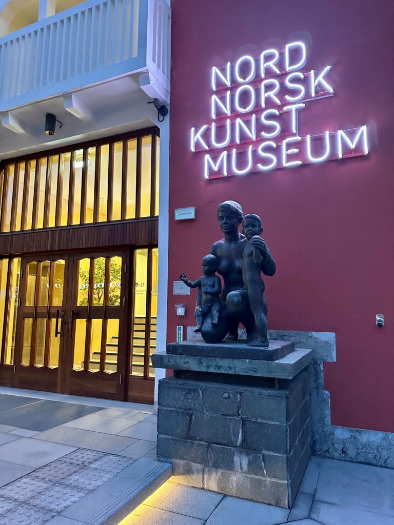 "The Mother and the Children" by artist Arne Durban (1951) outside the NordNorsk KunstMuseum Bodø, the former Bodø Sparebank building. Photo: Roger Johansen / nordnorge.prod.dekodes.no