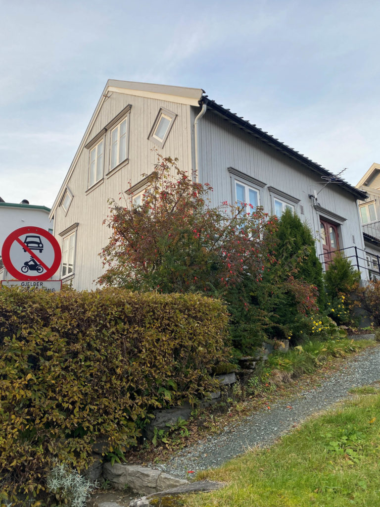 Small workers' house on the corner of Nordre Tollbugate and Vestregata, with a small extension in the backyard making it a cosy, modern home © Knut Hansvold