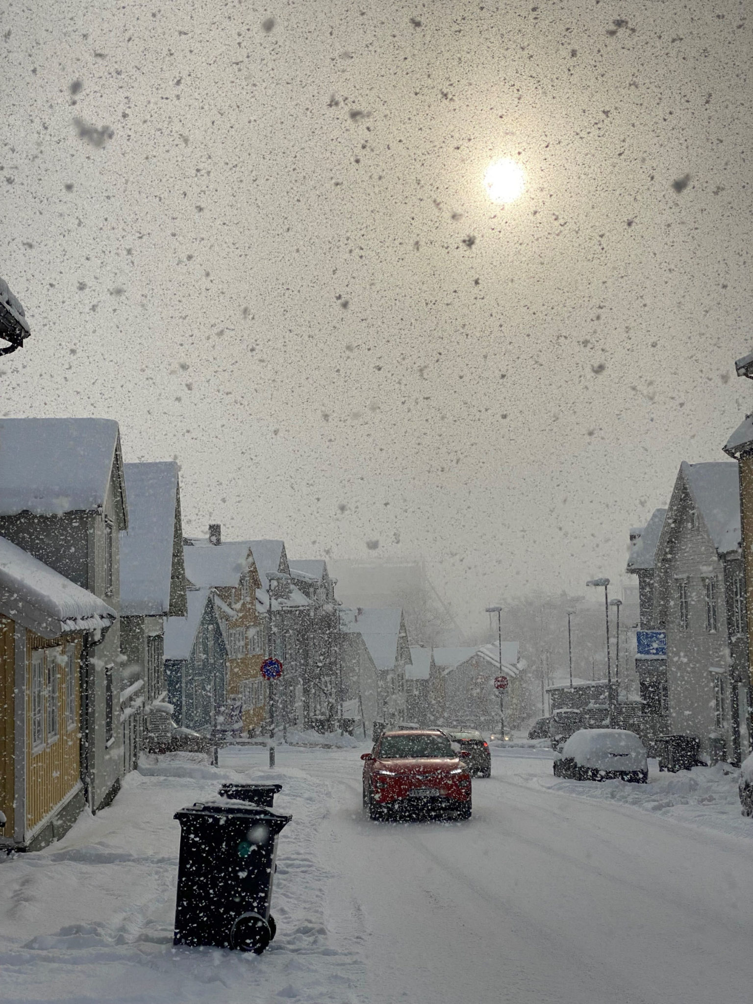 Snowflakes drift down in April in Nordre Tollbugate – making the colours of the houses stand out © Knut Hansvold