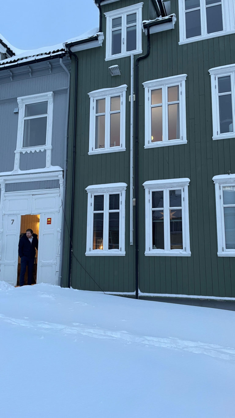 Looking out at a thick layer of fresh snow through an open door in Nordre Tollbugate © Knut Hansvold